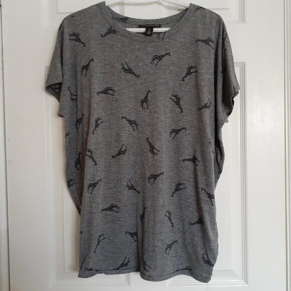 A Pea In the Pod Women's Maternity Size Small Gray Giraffe Print T-Shirt - Picture 3 of 11
